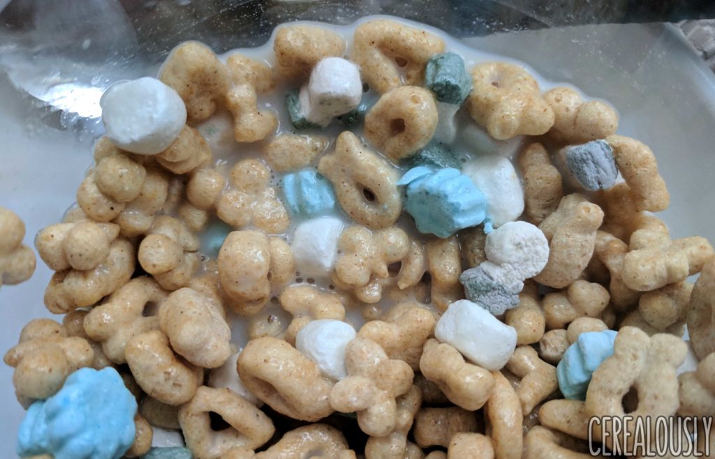 General Mills Cinnamon Vanilla Lucky Charms Holiday Cereal Review Christmas – with Milk